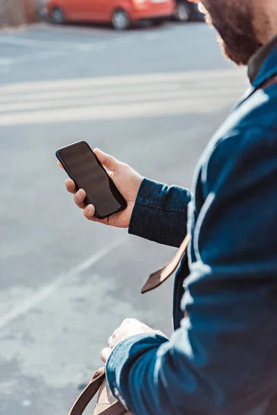 Vista Cortada Homem Barbudo Casaco Azul Segurando Smartphone Com Tela — Fotografia de Stock