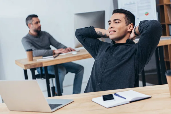 Relajado Joven Hombre Negocios Sentado Con Las Manos Detrás Cabeza — Foto de Stock