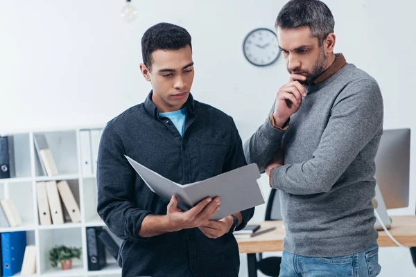 Geconcentreerde Zakenlieden Bedrijf Van Map Met Papieren Bespreking Van Project — Stockfoto