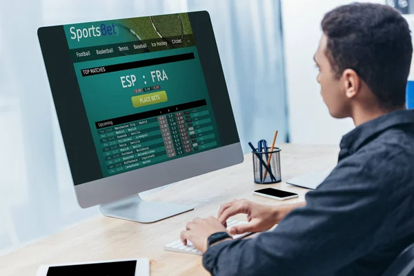 Jovem Empresário Usando Computador Desktop Com Site Apostas Esportivas Tela — Fotografia de Stock