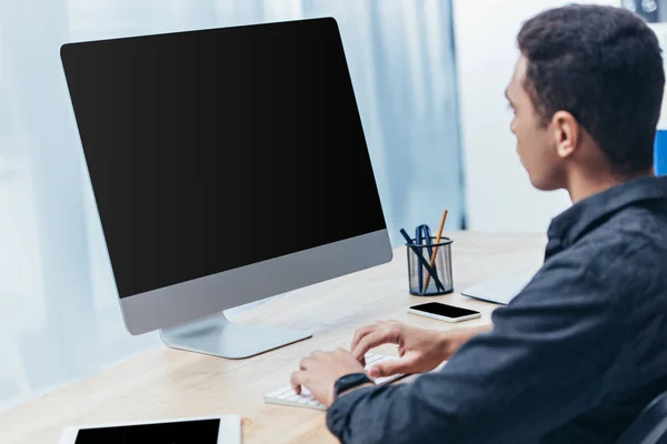 Jovem Empresário Usando Computador Desktop Com Tela Branco Escritório — Fotografia de Stock