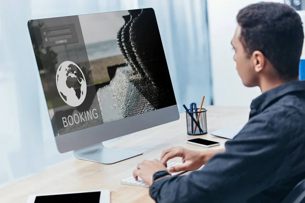 Young Businessman Using Desktop Computer Booking Website Screen Office — Stock Photo, Image