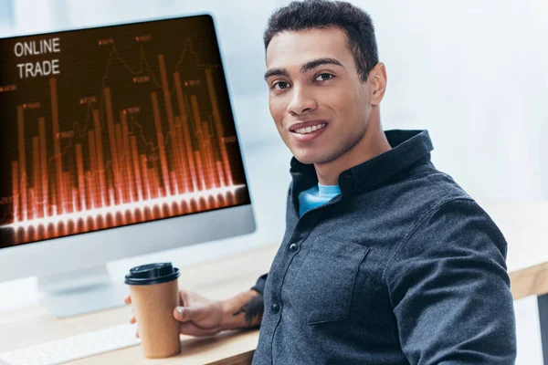 Jovem Empresário Com Café Para Trabalhar Com Computador Desktop Com — Fotografia de Stock