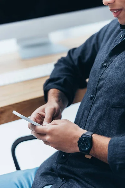 Cropped Shot Smiling Young Businessman Sitting Using Smartphone Office — Stock Photo, Image