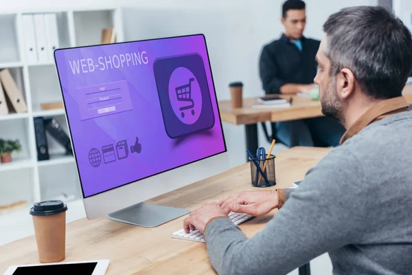 商人使用台式电脑与网络购物在屏幕上在办公室 — 图库照片