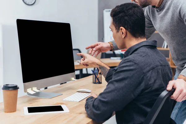 Tiro Recortado Colegas Negócios Usando Computador Desktop Com Tela Branco — Fotografia de Stock