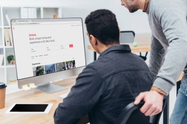 iş arkadaşları ile airbnb Web sitesinde Office ekran masaüstü bilgisayarla görüntüsünü kırpılmış