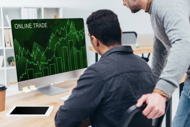 Masaüstü bilgisayar ekranında Office online ticaret grafikler kullanarak iş arkadaşları kadeh kırpılmış