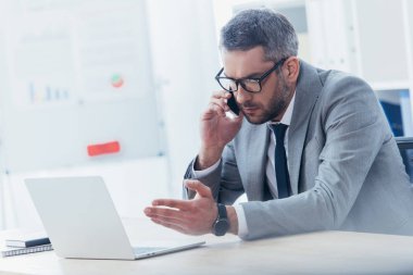 Smartphone ile konuşmak ve dizüstü Office ile çalışan işadamı odaklı 