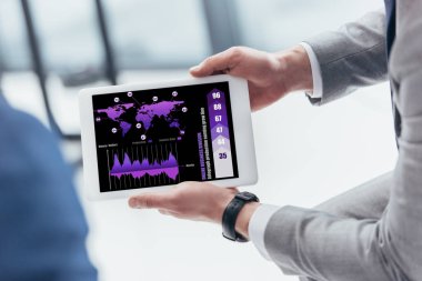 Dijital tablet ile iş grafikler ekran üzerinde tutan işadamı kısmi görünümü