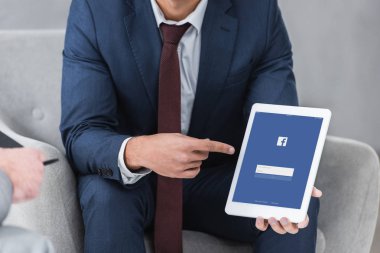 işadamı formal Giyim dijital tablet facebook app ile parmağınızla işaret içinde kırpılmış atış