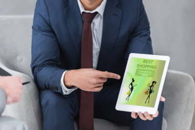 işadamı formal giyim ile en iyi alışveriş uygulama dijital tablet parmak ile işaret içinde kırpılmış atış