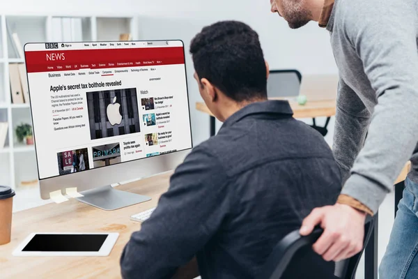 Abgeschnittene Aufnahme Von Geschäftskollegen Mit Desktop Computer Mit Bbc News — Stockfoto