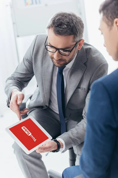 Bijgesneden Schot Van Zakenman Brillen Digitale Tablet Met Youtube Toepassing — Stockfoto