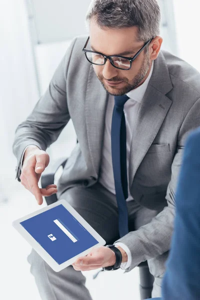 Hoge Hoekmening Van Knappe Zakenman Brillen Digitale Tablet Met Facebook — Stockfoto