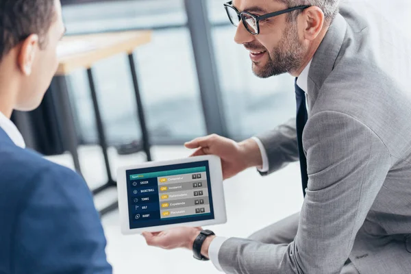 Schnappschuss Von Geschäftsmann Brille Zeigt Männlichen Bürokollegen Digitales Tablet Mit — Stockfoto