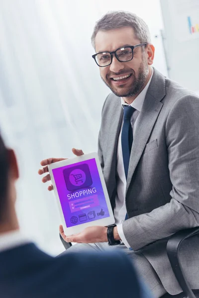 Uomo Affari Sorridente Occhiali Con Tablet Digitale Con Schermo Dell — Foto Stock