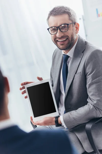 Homem Negócios Sorridente Óculos Segurando Tablet Digital Com Tela Branco — Fotografia de Stock
