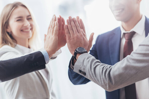 Plan Recadré Équipe Professionnelle Affaires Réussie Donnant Haute Cinq Dans — Photo