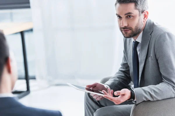 Beskuren Bild Affärsman Använder Digitala Tablett Och Tittar Manlig Kollega — Stockfoto