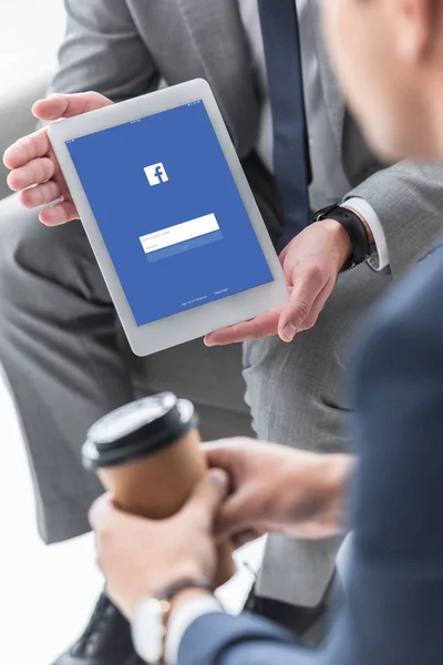 Przycięte Strzał Biznesmen Wyświetlono Cyfrowego Tabletu Aplikacji Facebook Męskiej Kolegi — Zdjęcie stockowe