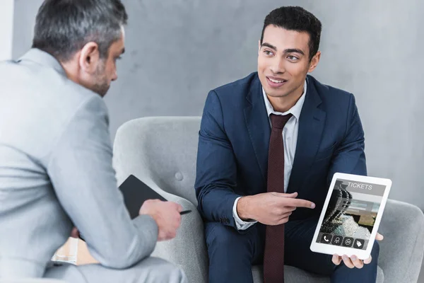 Sorridente Jovem Empresário Apontando Para Tablet Digital Com Aplicativo Ingressos — Fotografia de Stock