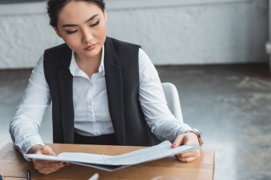 güzel kazak işkadını Office belgeleriyle çalışma yüksek açılı görünüş