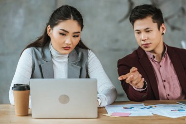 dizüstü bilgisayar kullanıyorsanız ve Office belgeleri ile çalışıyorsanız genç kazak iş adamları 