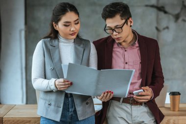 klasör Office belgeleri ile seyir genç kazak iş adamları