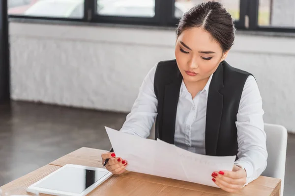 Konzentrierte Junge Asiatische Geschäftsfrau Die Papiere Hält Und Büro Arbeitet — Stockfoto