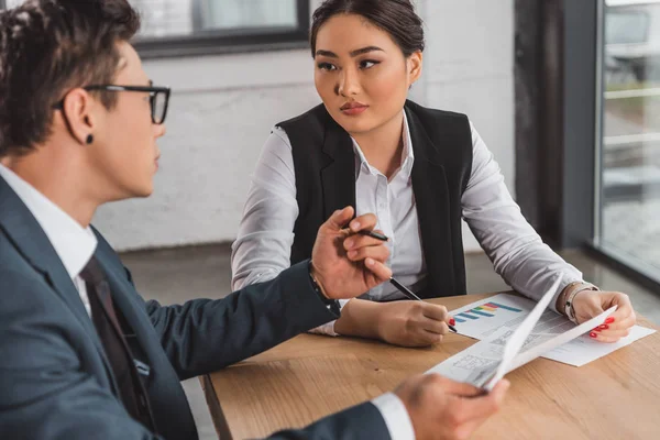 Young Asian Business People Looking Each Other While Working Documents — Stock Photo, Image