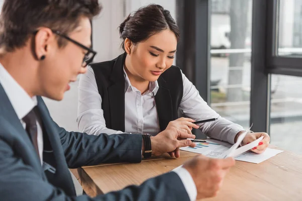 Sonriente Joven Asiático Negocios Colegas Discutir Documentos Lugar Trabajo — Foto de Stock