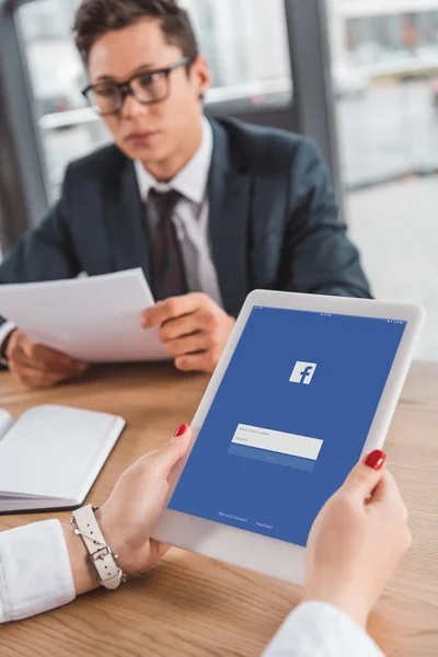 Cropped Shot Businesswoman Using Digital Tablet Facebook Application Office — Stock Photo, Image