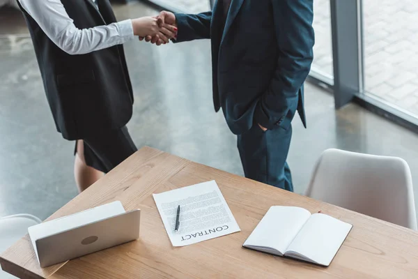 Cropped Shot Business People Shaking Hands Contract Laptop Table — Stock Photo, Image