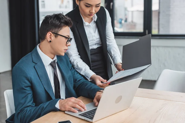 Unga Kazakiska Företag Kollegor Som Arbetar Med Avtal Och Laptop — Stockfoto