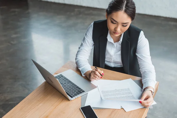 Genç Asyalı Işkadını Çalışma Kağıtları Office Içinde Laptop Ile Yüksek — Stok fotoğraf