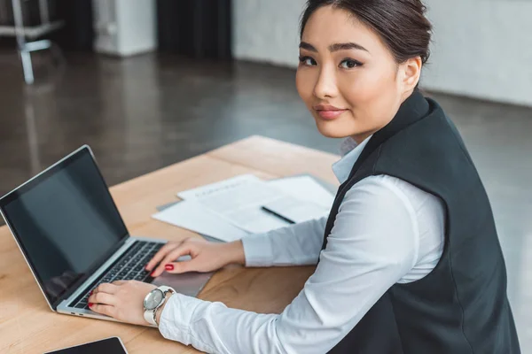 Sudut Pandang Tinggi Dari Wanita Bisnis Kazakh Muda Menggunakan Laptop — Stok Foto