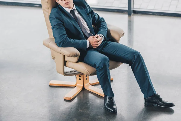 Schnappschuss Von Selbstbewusstem Jungen Geschäftsmann Der Stuhl Arbeitsplatz Sitzt — Stockfoto