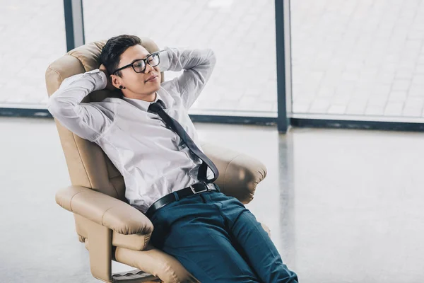 Wysoki Kąt Widzenia Młodych Azjatycki Biznes Biznesmen Okularach Odpoczynku Fotelu — Zdjęcie stockowe