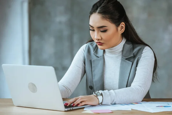 Focalizzata Giovane Donna Affari Asiatica Che Lavora Con Computer Portatile — Foto Stock