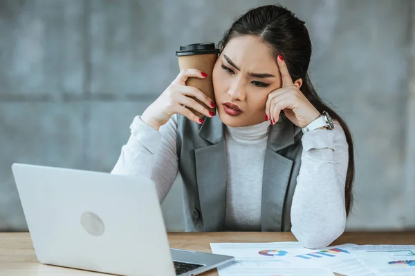 Stanca Giovane Donna Affari Che Tiene Caffè Andare Utilizzare Computer — Foto Stock