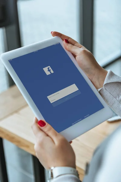 Przycięte Strzał Interesu Cyfrowego Tabletu Korzysta Aplikacji Facebook Ekranie — Zdjęcie stockowe