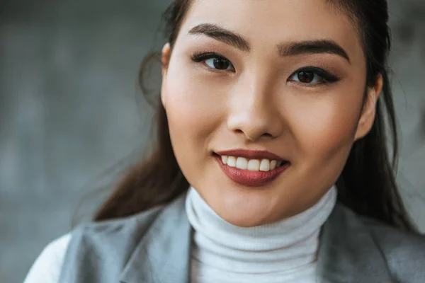 Primer Plano Retrato Hermosa Joven Asiático Mujer Sonriendo Cámara — Foto de Stock