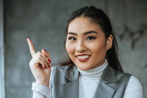 Bela Mulher Negócios Kazakh Apontando Para Cima Com Dedo Sorrindo — Fotografia de Stock