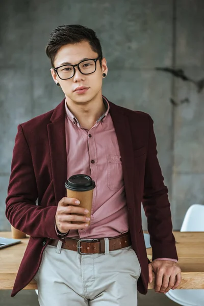 Guapo Joven Asiático Hombre Sosteniendo Café Para Mirando Cámara Oficina —  Fotos de Stock