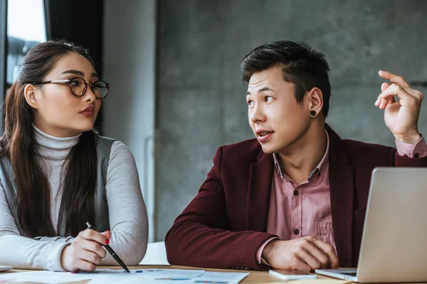 Young Asian Business People Talking Looking Each Other While Working — Stock Photo, Image