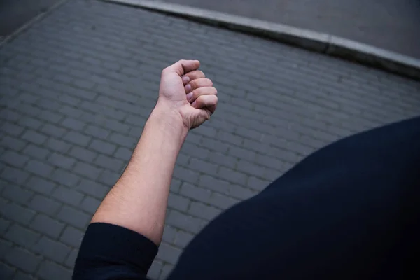 Bijgesneden Weergave Van Mannenhand Met Bakstenen Achtergrond — Stockfoto