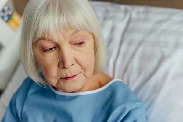 悲伤的老太婆灰色头发躺在床上在医院 — 图库照片