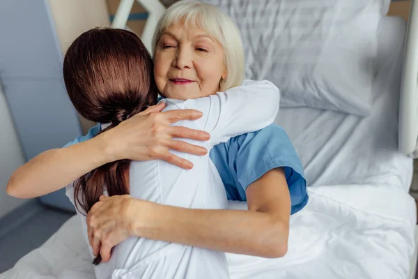 Smiling Senior Woman Lying Bed Hugging Female Doctor Hospital — Stock Photo, Image