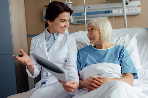 Sorridente Medico Donna Con Diagnosi Consulenza Donna Anziana Sdraiata Nel — Foto Stock